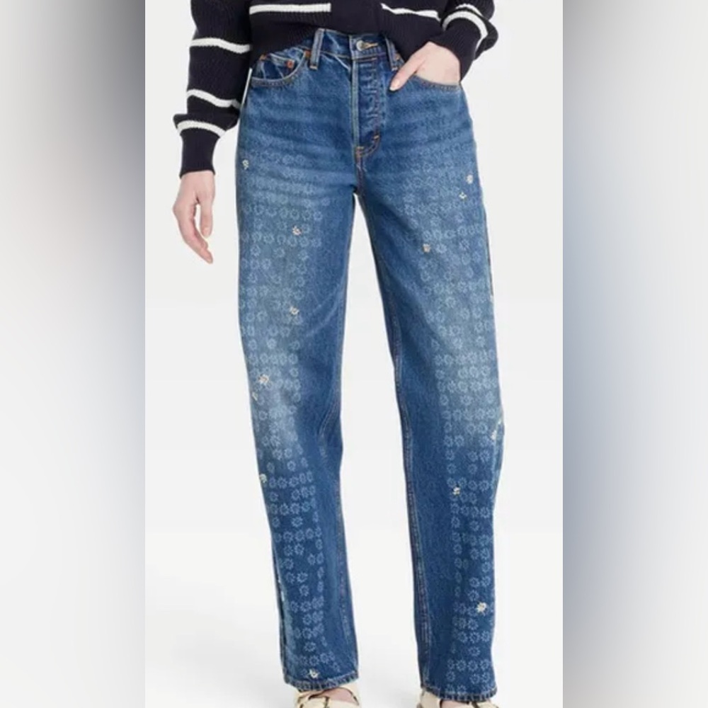 Universal Thread Women Mid rise Embroidered Daisy Jeans Medium Wash Relaxed Fit